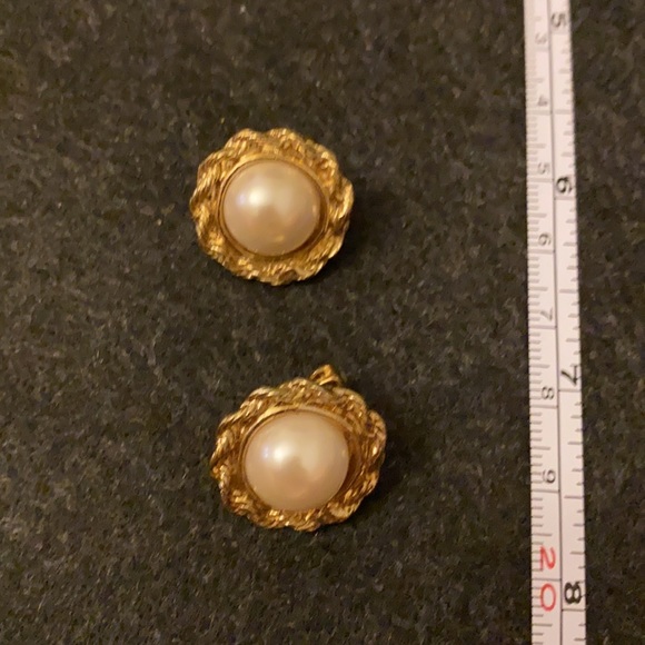Vintage Gold faux pearl clip-on earrings - Picture 8 of 8